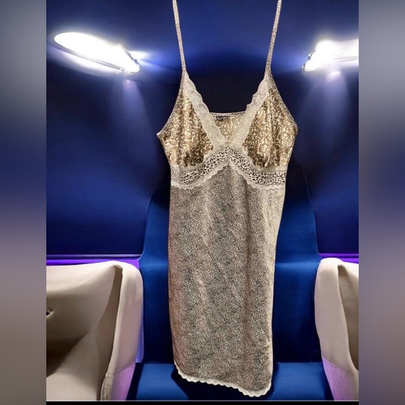 Elegant Lace Trimmed Nightgown medium / LARGE 16in pit to pit - Picture 1 of 6